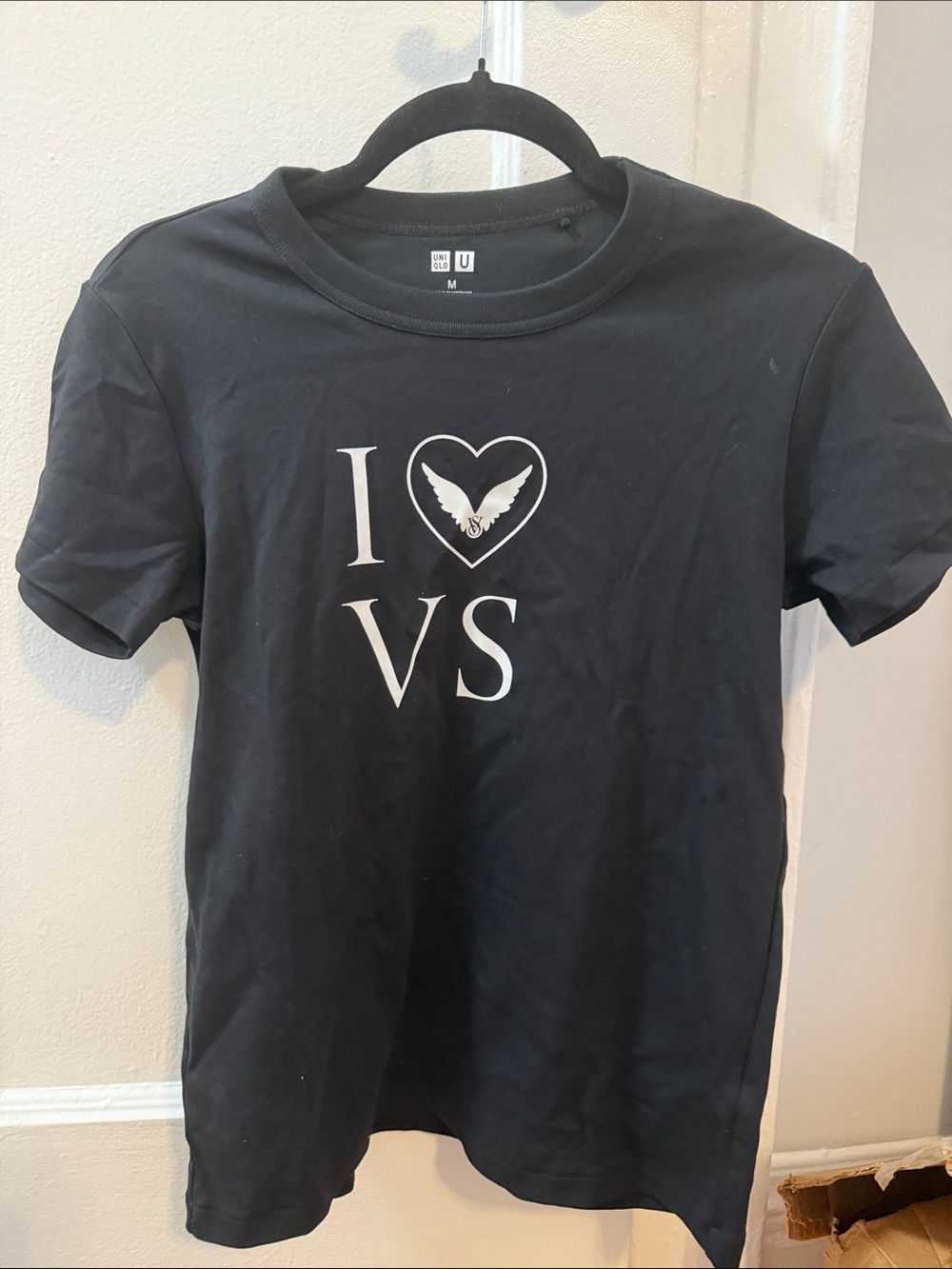 Black 'I ♥ VS' Graphic Tee - Uniqlo U